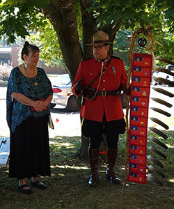 Monique Manatch, gardienne du savoir, en compagnie du sergent d'état-major Jeff Poulette, maître de cérémonie, pour l'événement